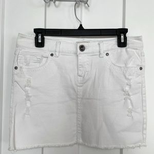 Mudd Juniors White Denim Distressed Mini Skirt Size 9 Frayed Raw Hems Pockets